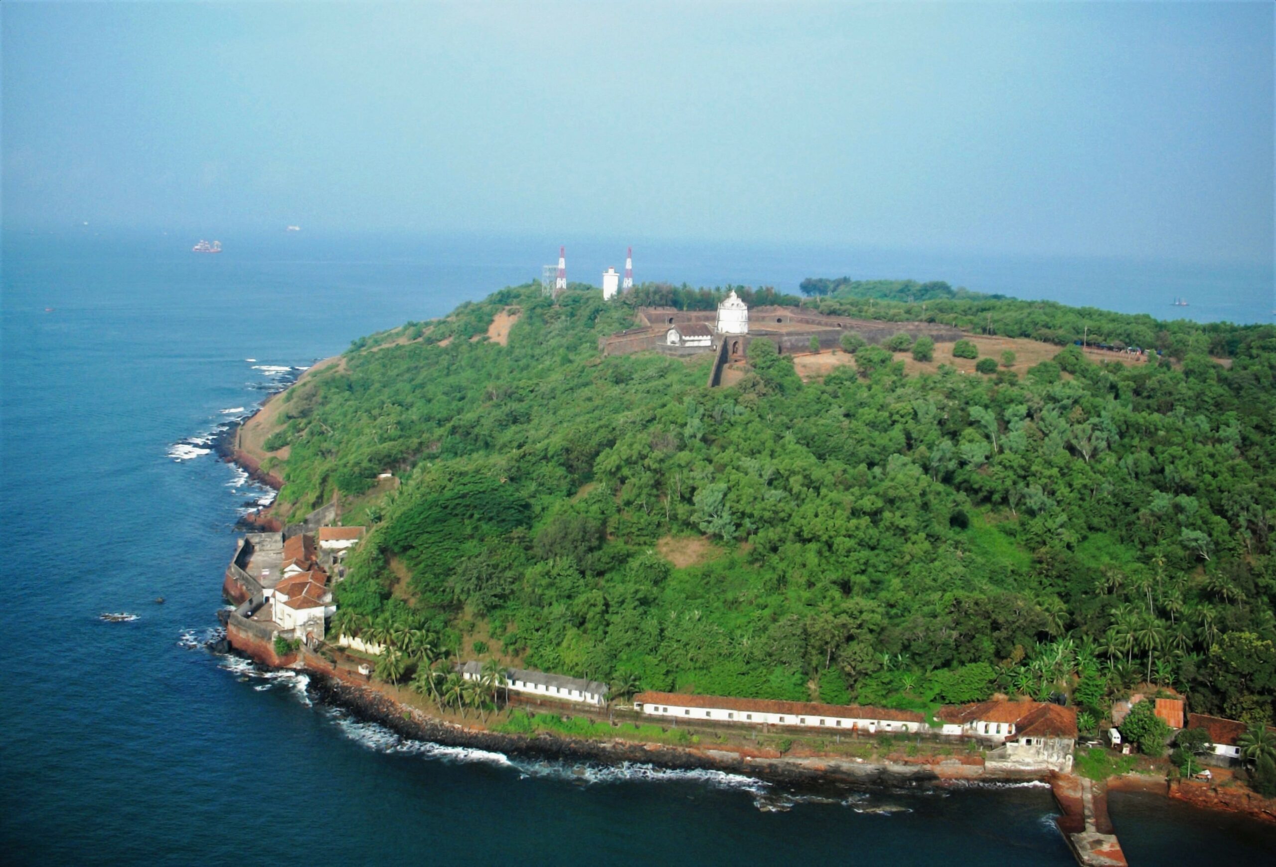 Aerial view of Fort Aguada | PC - Wikimedia Commons