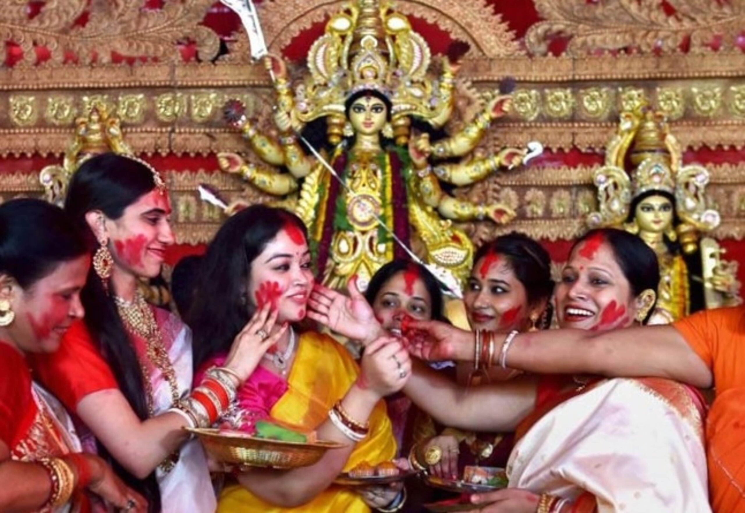 Ritual of Sindur Khela on Vijaya Dashami | PC - herzindagi.com