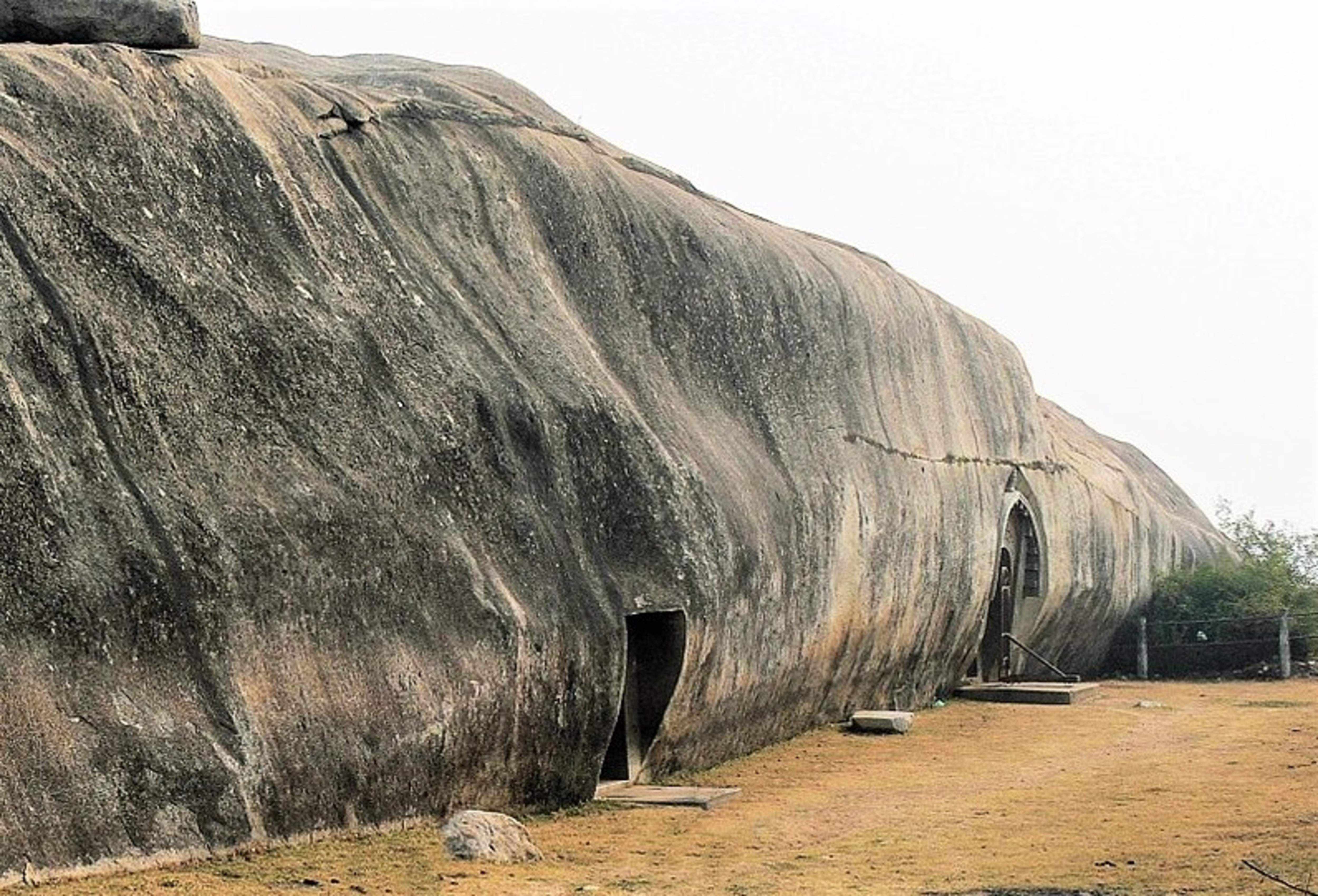 Sudama Cave & Lomas Rishi Cave located one after the other. (Klaus-Norbert - Detail of, CC BY 3.0, https://commons.wikimedia.org/w/index.php?curid=68870106)