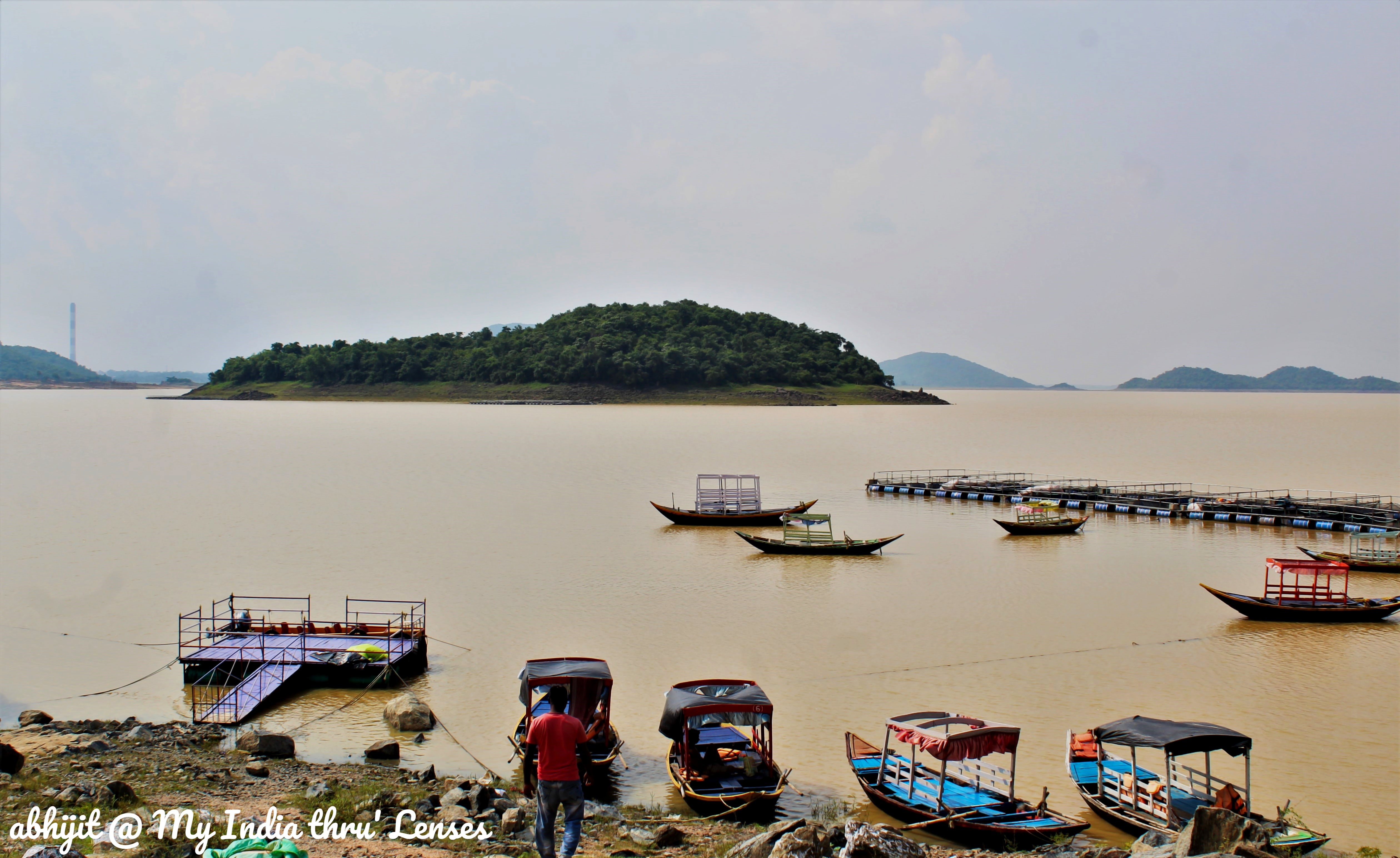 Maithon Lake has several small islands with Spoon Island at the centre. Boating Facilities are also available.