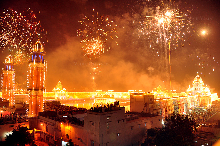 Festive fireworks at Harmandir Sahib temple on Bandi Chhor Divas (PC - Urban_ru - Flickr: DIWALI INDIA 2, CC BY-SA 2.0, wikimedia)
